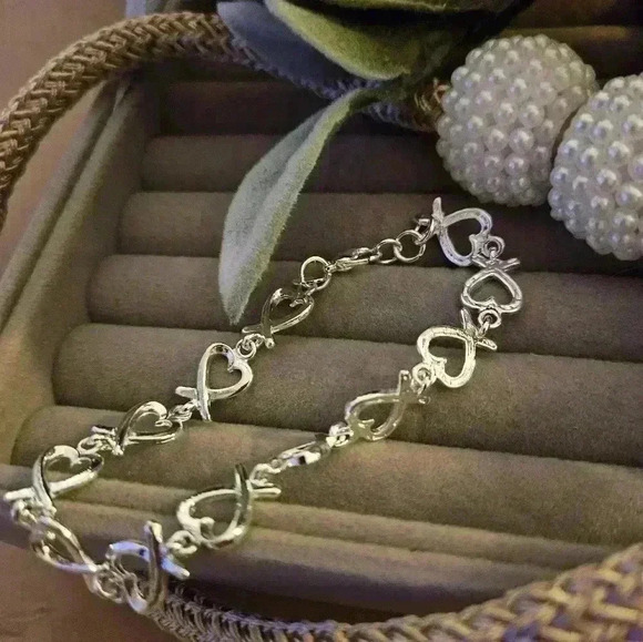 Glamorous, Sterling silver plated, ribbon, heart-shaped bracelet. - Picture 2 of 3